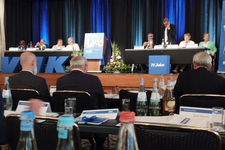 Auf dem Podium Mitglieder des Vorstandes und der Geschäftführung