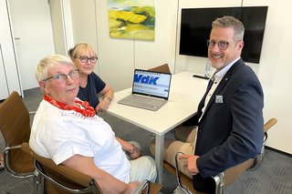 2 Damen aus dem Vorstandsteam mit einem Herrn der Volksbank am Laptop