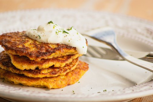 Kartoffenpuffer auf einem Teller mit Besteck