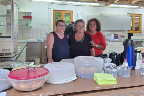 Die K&uuml;chendamen servieren leckeren selbstgemachten Kuchen