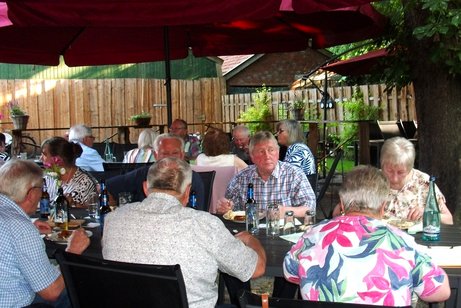 Mitglieder am Tisch beim Essen