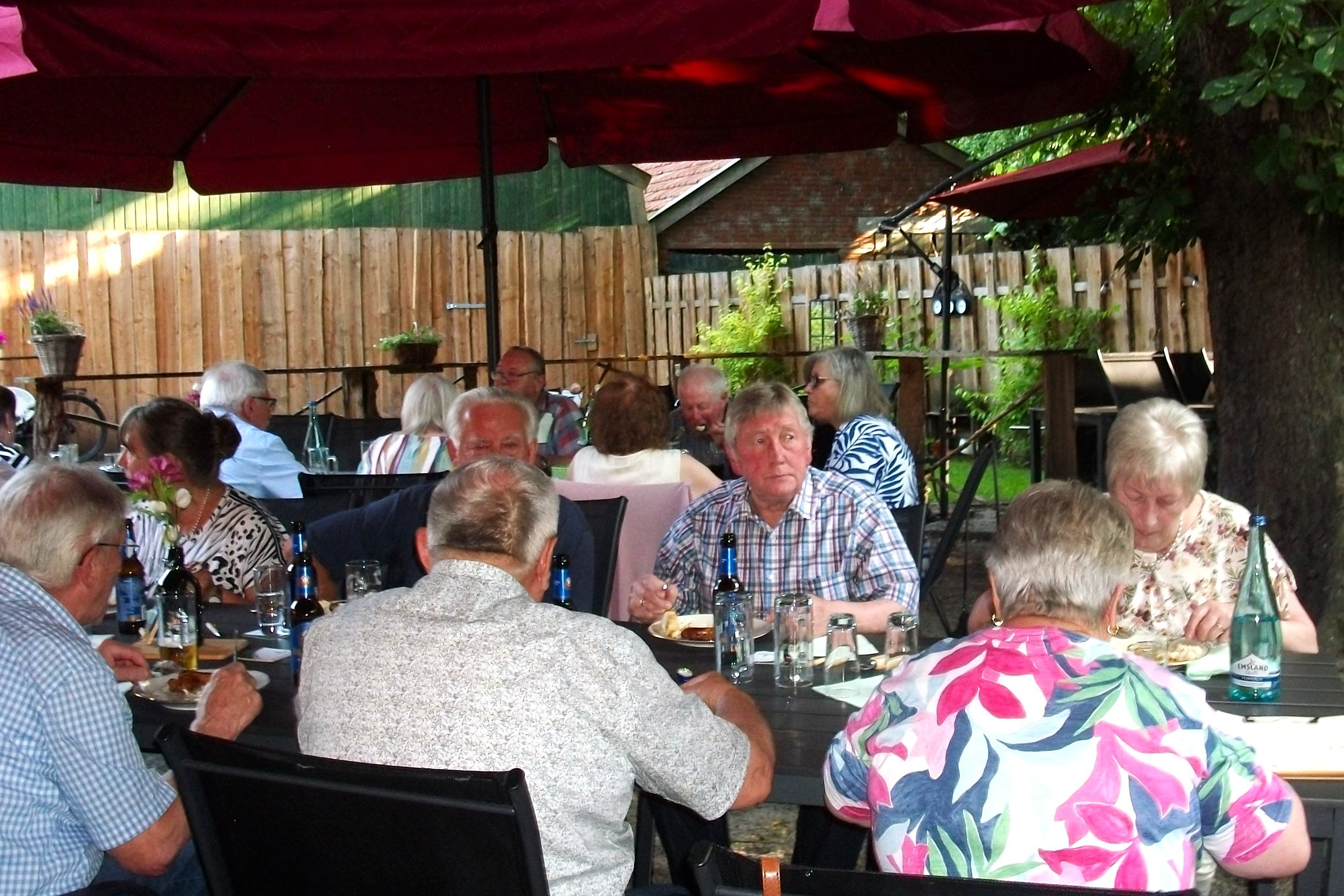 Mitglieder am Tisch beim Essen