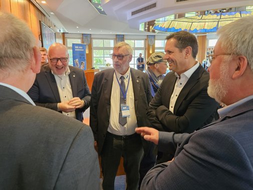 Die M&auml;nner l&auml;chelnd im Gespr&auml;ch