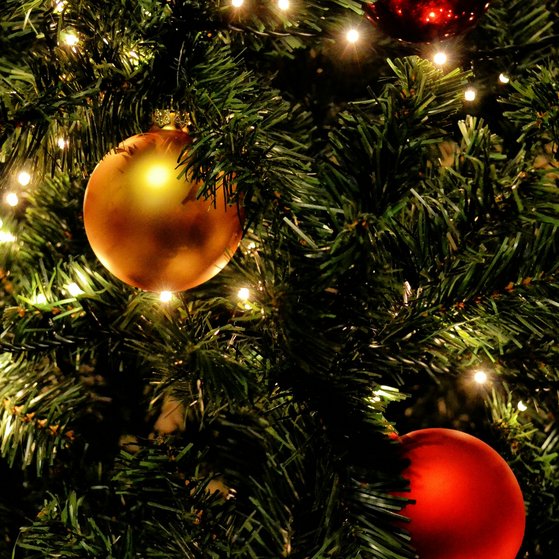 Frohe Weihnachten Kleiner Teil eines festlich geschmückten Weihnachtsbaumes