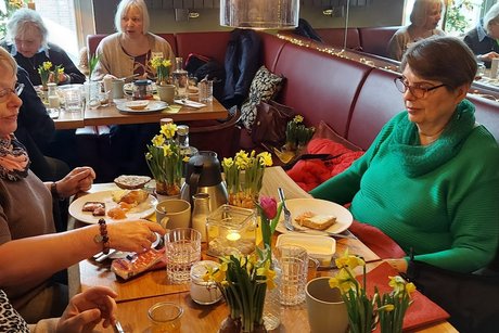 Mitglieder beim Fr&uuml;hst&uuml;ck.