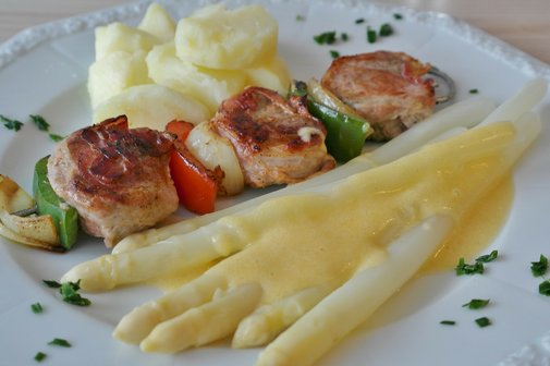 Gekochter Spargel mit Sauce, Fleisch und Kartoffeln