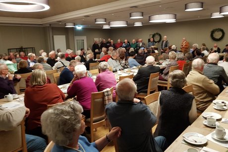 Geladene Mitglieder und Gäste Gäste im Hintergrund der Männersingkreis aus Wiefelstede