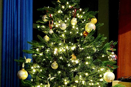 Weihnachtsbaum auf dem Klavier in der Mehrzweckhalle Grone