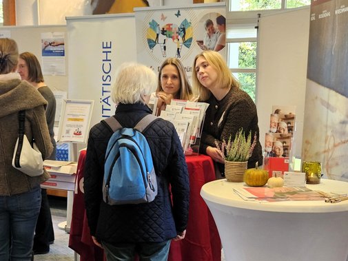 Eine Besucherin und Mitarbeiterinnen des Pflegest&uuml;tzpunkts