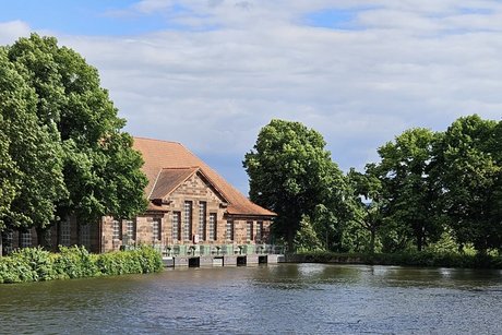 Das historische Hauptpumpwerk am Wasserstra&szlig;enkreuz in Minden. Die Architektur mit den Sandsteinfassaden, dem gro&szlig;en Satteldach und den mehreren Ausl&auml;ssen direkt am Wasser passt sehr gut zu diesem Bauwerk. Das Pumpwerk wurde 1914 errichtet und f&ouml;rdert Weserwasser in den Mittellandkanal.