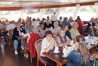 Die Gäste im Schiff an Tischen