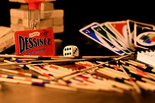 verschiedene Gesellschaftsspiele lose auf einem Tisch