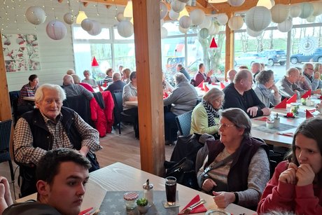 Mittagessen in gem&uuml;tlicher Runde