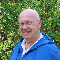 Portraitfoto von Rolf Peter Zdun vor einer gr&uuml;nen Hecke.