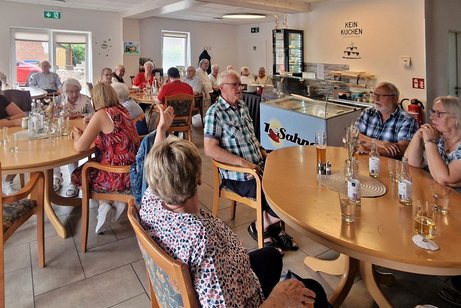 Mitglieder und Gäste nach dem Spargelessen im Cafe 1. Sahne