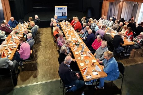 Die Mitglieder sitzen zusammen und warten auf die Überraschung der Zirkuskinder