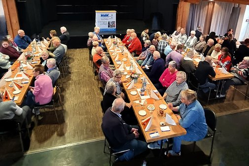 Jahresabschluss 2025 Die Mitglieder sitzen zusammen und warten auf die Überraschung der Zirkuskinder