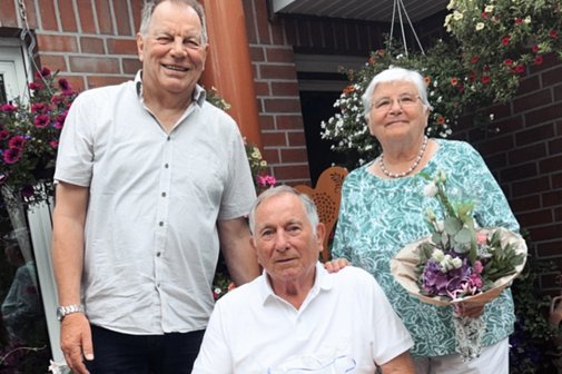 Heinz- Gerd Hinrichs gratuliert Helmut Bolles