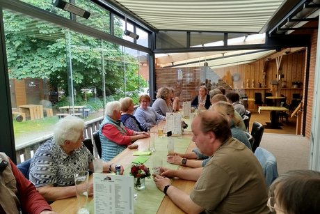 Mitglieder des Ortsverband Hoyerhagen sitzen am Esstisch und sprechen angeregt miteinander
