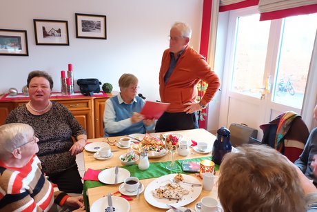 Reinhold Felder er&ouml;ffnet die Weihnachtsfeier.