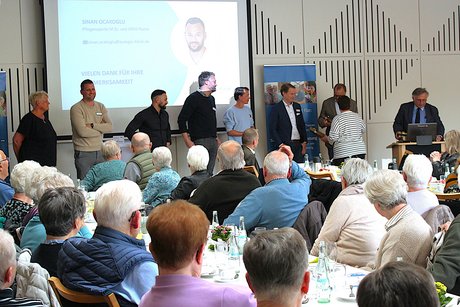 &Uuml;berreichung von Give aways durch Dini Gosink, stellv. Vors.