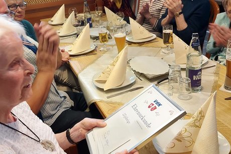 Schön, so eine gerahmte Urkunde. Jubilare mit Urkunde