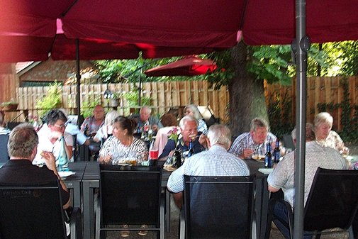 Mitglieder am Tisch beim Essen