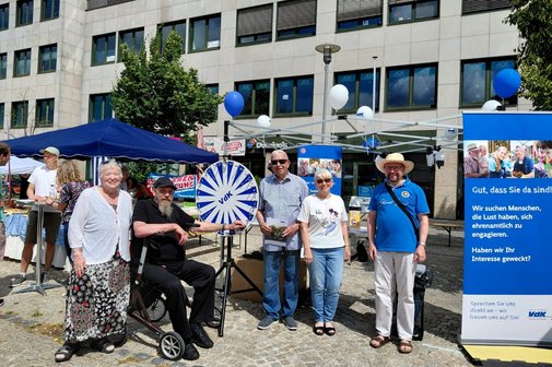 VdK-Infostand Das Bild zeigt eine Personengruppe an einem Infostand des VdK.