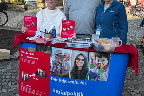 Infostand zum Equal Pay Day in Bad Essen auf dem Kirchplatz