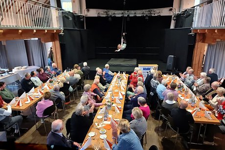 Eine junge Akrobatin präsentiert ihre Künste am Seil