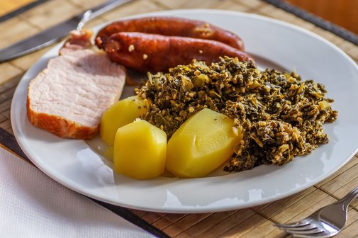 Ein Gr&uuml;nkohlgericht mit Pinkel, Kassler und Kartoffeln