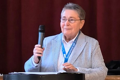 Jutta Da Corte steht an einem Stehtisch undh&auml;lt eine Rede.