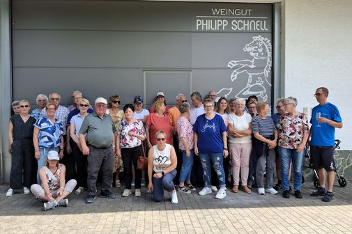 Gruppenfoto vor dem Tor des Weinguts
