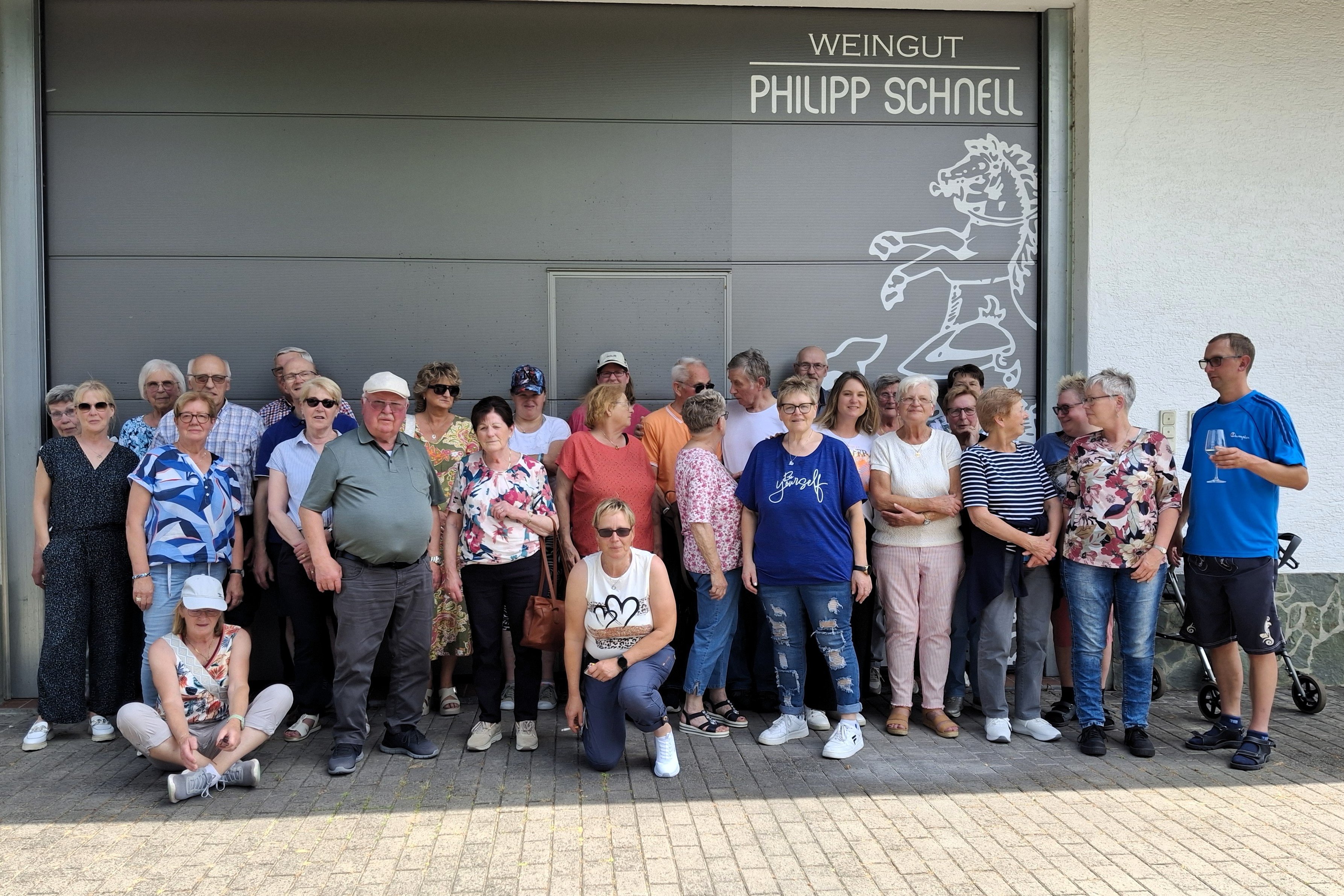 Gruppenfoto vor dem Tor des Weinguts