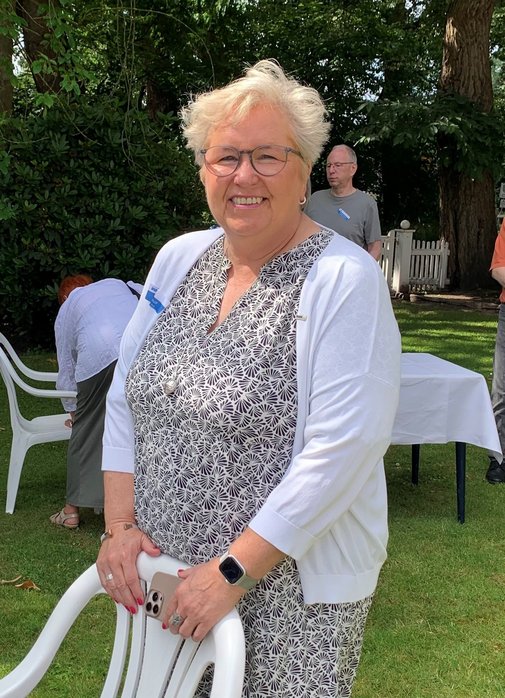 Birgit Ohloff lachend am Tisch