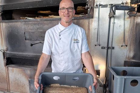 B&auml;ckermeister Ripken mit vorbereitetem Backteig