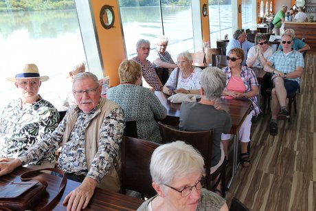 Reiseteilnehmer mit dem Schiff auf der "grünen" Inn
