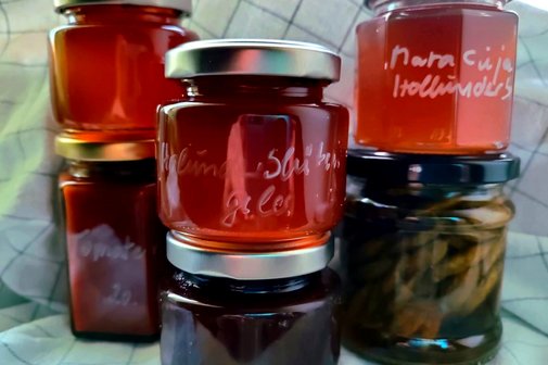 Selbstgemachte Marmelade in Gläsern