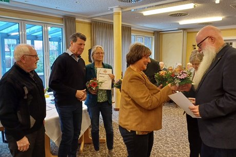 Hier werden die Blumensträuße überreicht.