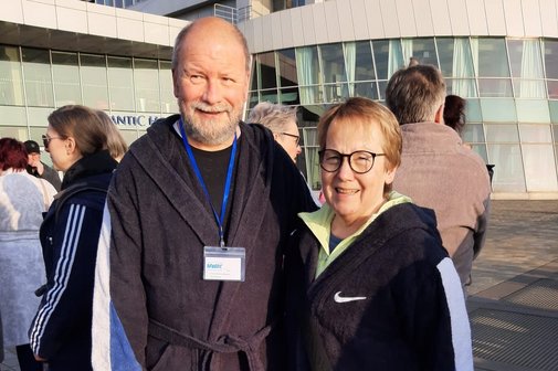 Bernd Hering und Ute Pohl sind im Bademantel gekommen
