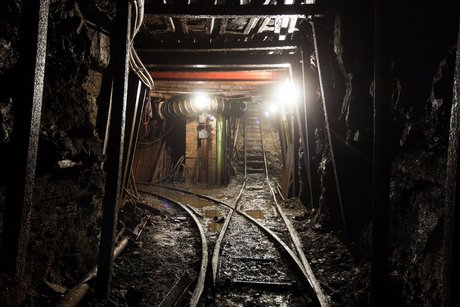Im Inneren des Stollens mit Schienen