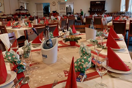 festlich gedeckte Tische mit kleinen Präsenten festlich gedeckte Tische mit kleinen Präsenten