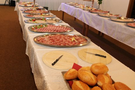 Frühstücksbuffet im Aufbau
