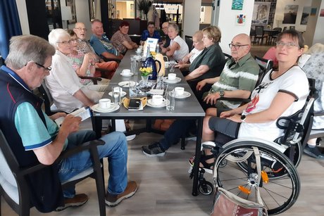 VdK-Mitglieder beim Stammtisch mit gedecktem Tisch