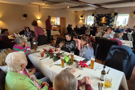 Gesellige Runde Blick in den Raum beim Bingo-Spiel