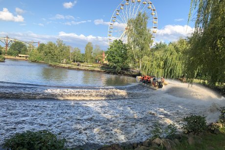 Speedboat auf dem See, dahinter das Riesenrad