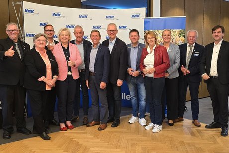 Gruppenfoto der Vorstandsmitglieder und Gäste aus der Politik