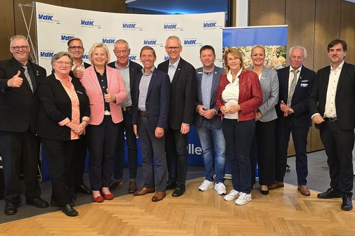 Gruppenfoto der Vorstandsmitglieder und Gäste aus der Politik