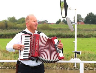 Ein Akkordeonspieler auf dem Schiffdeck