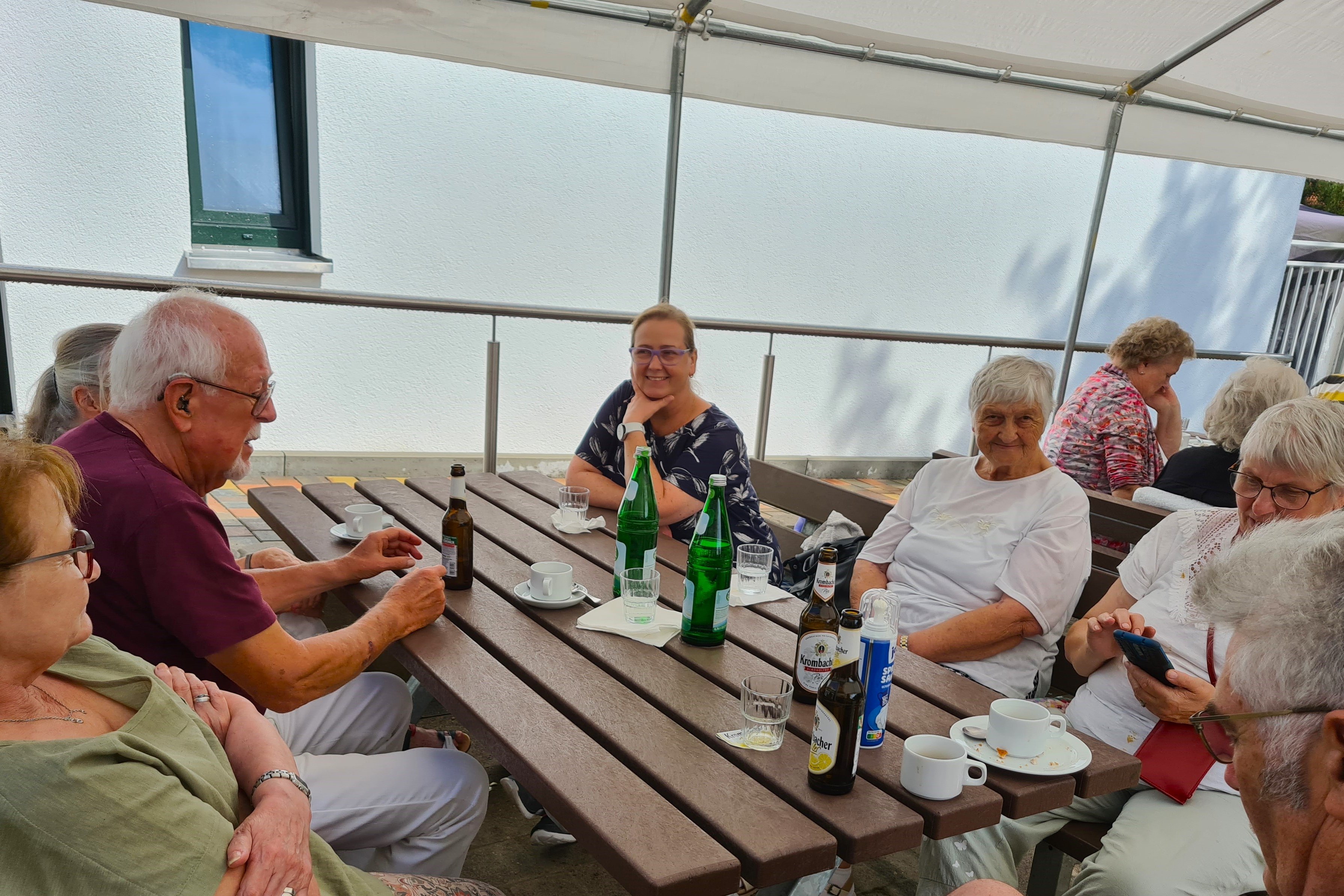 Mitglieder am Tisch während der Feier